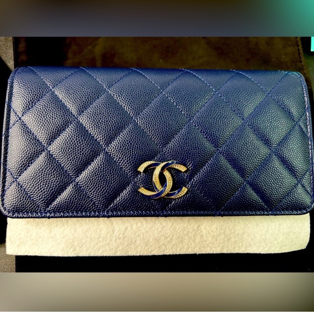 NWOT CHANEL CAVIAR QUILTED CRYSTAL ENAMEL WALLET FIRM!